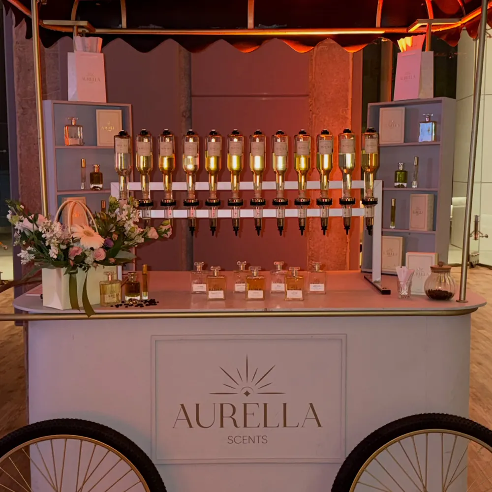Bar de esencias Aurella con sus dosificadores en un evento