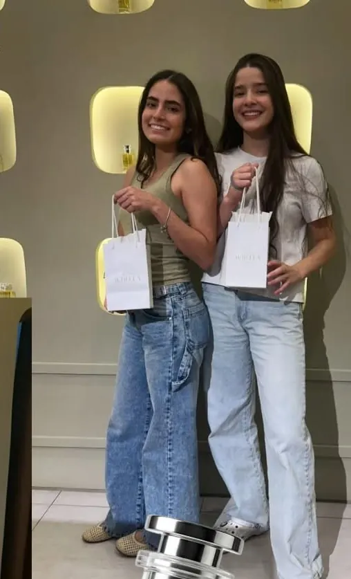 Dos clientas con sus bolsas Aurella en la tienda